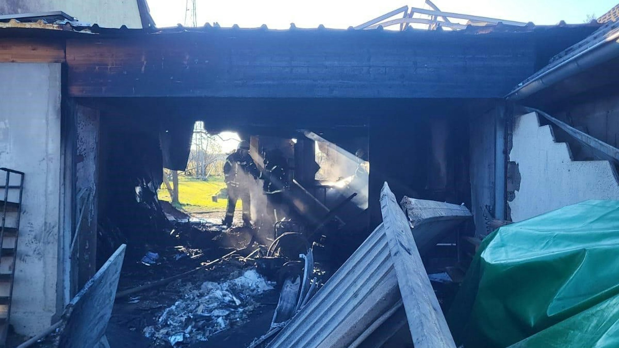 Das Bild zeigt eine ausgebrannte Garage