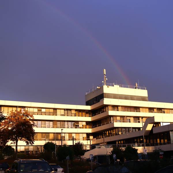 Über dem Kreishaus Euskirchen ist ein Regenbogen zu sehen.