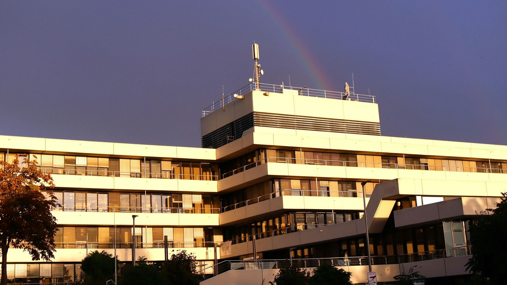 Über dem Kreishaus Euskirchen ist ein Regenbogen zu sehen.