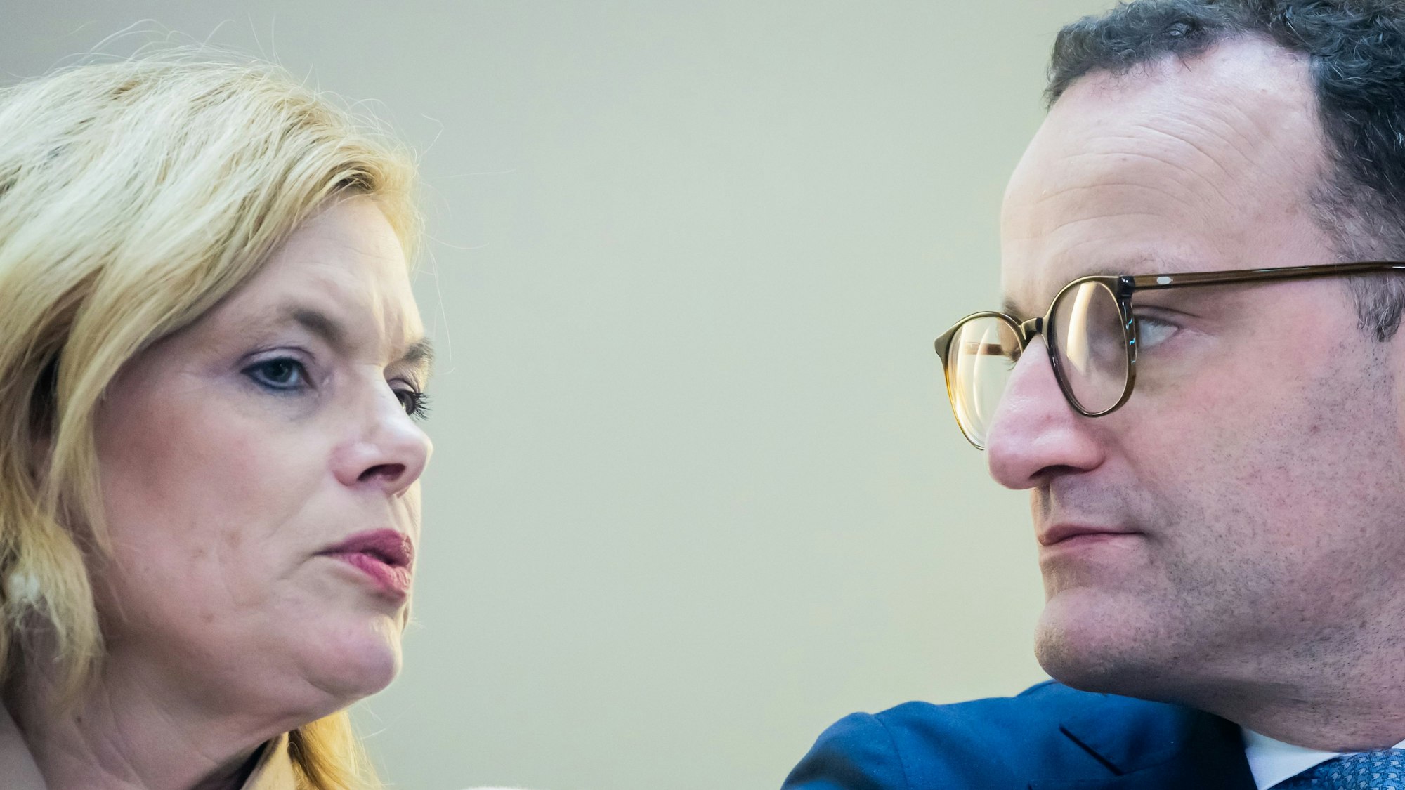 24.02.2025, Berlin: Jens Spahn, stellvertretender CDU-Vorsitzender, und Julia Klöckner, Bundesschatzmeisterin der CDU, unterhalten sich vor einer Pressekonferenz in der CDU-Bundesgeschäftsstelle im Konrad-Adenauer-Haus. Foto: Christoph Soeder/dpa +++ dpa-Bildfunk +++