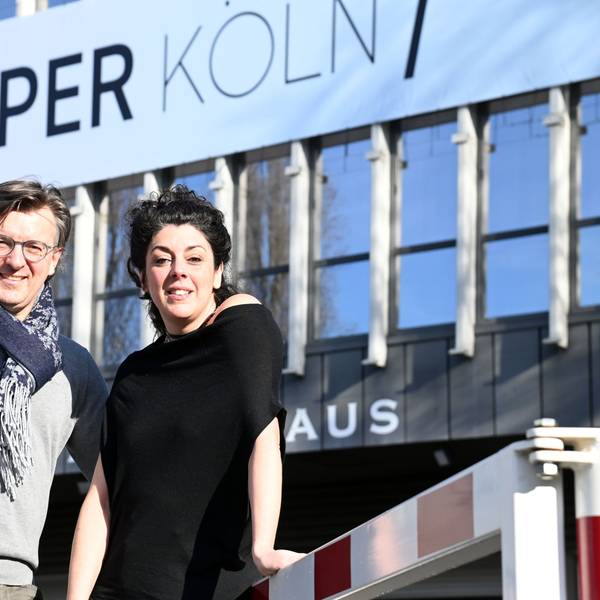 Cecilia Ligorio und Tomáš Netopil stehen vor dem Staatenhaus der Kölner Oper.