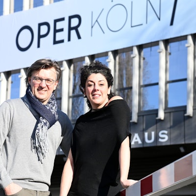 Cecilia Ligorio und Tomáš Netopil stehen vor dem Staatenhaus der Kölner Oper.