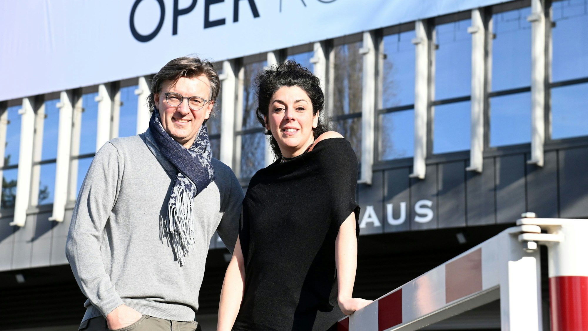 Cecilia Ligorio und Tomáš Netopil stehen vor dem Staatenhaus der Kölner Oper.
