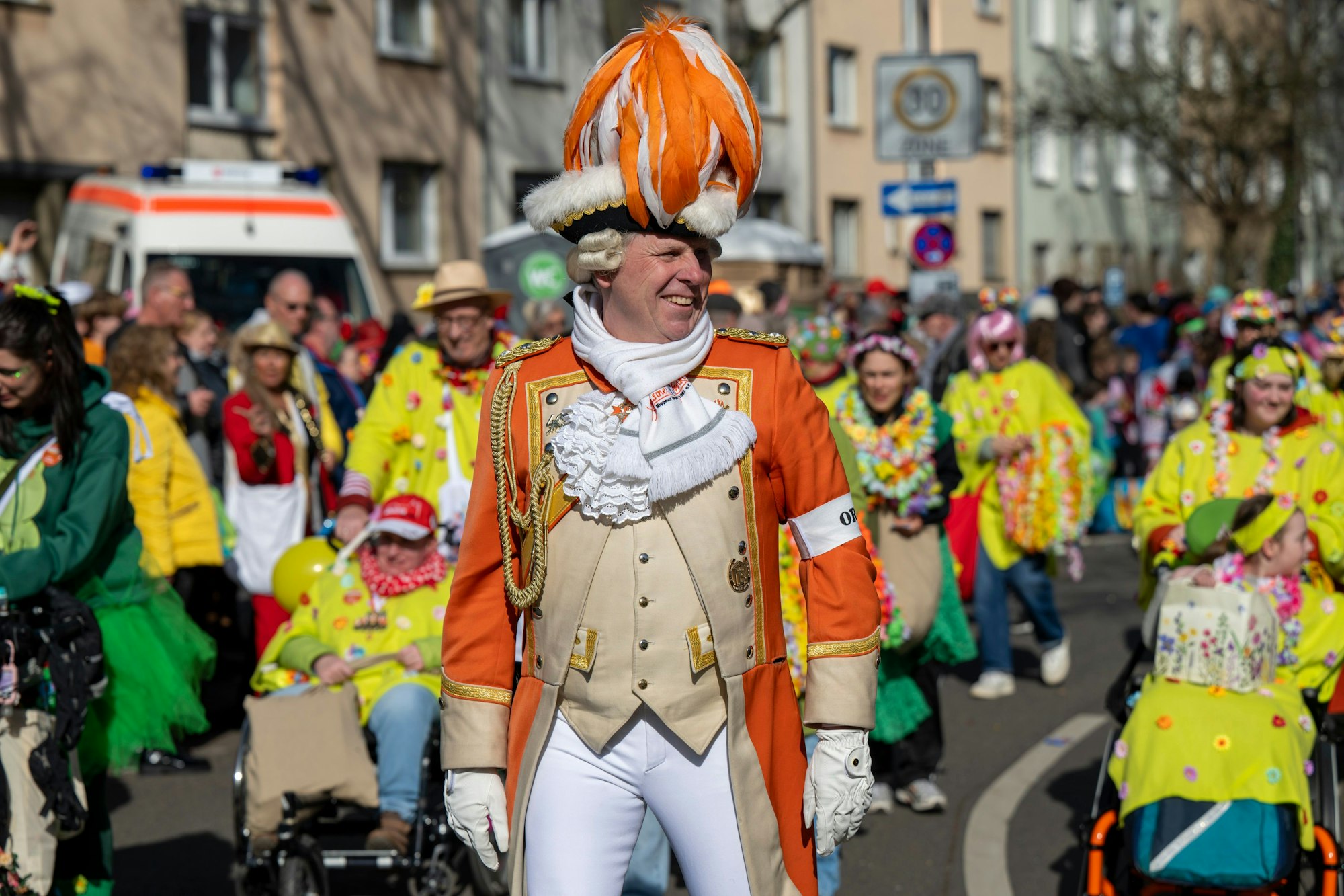 Bei bestem Wetter feierten am Dienstag Tausende den Veedelszoch in Nippes.