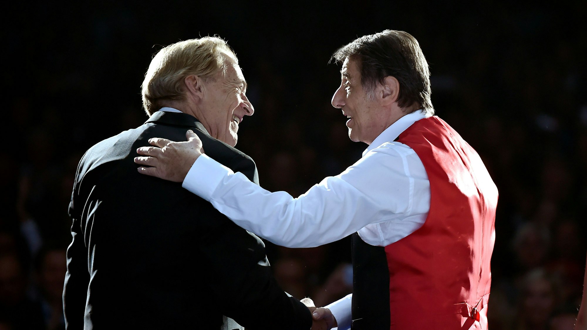 Pepe Lienhard und Udo Jürgens geben sich auf der Bühne die Hand