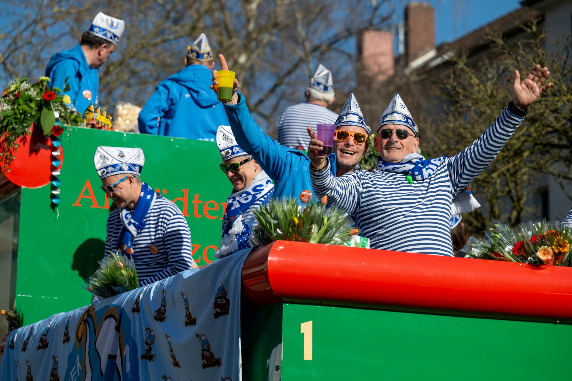 Bei bestem Wetter feierten am Dienstag Tausende den Veedelszoch in Nippes.