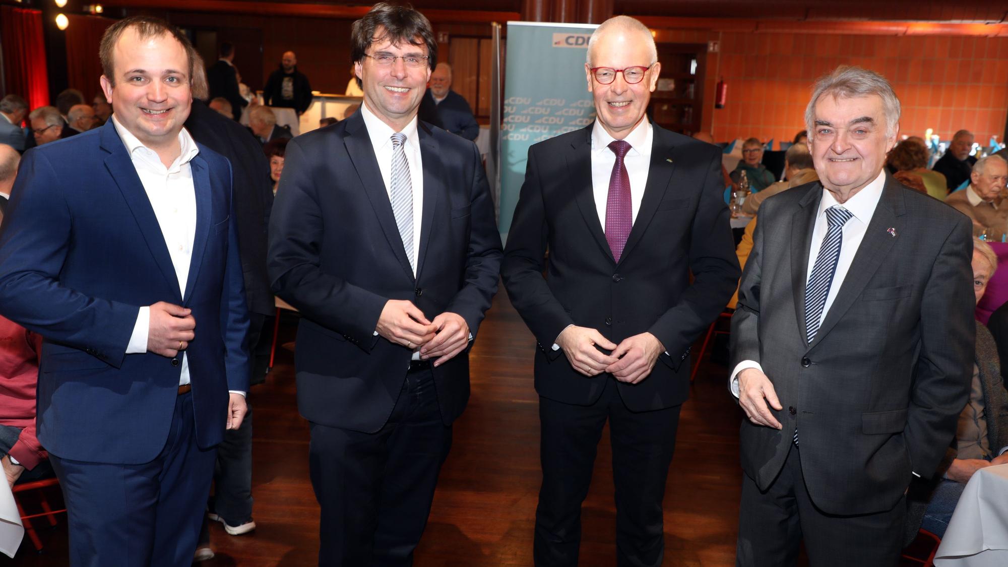 Politischer Aschermittwoch der CDU im Spiegelsaal des Bergischen Löwen mit NRW-Finanzminister Dr. Marcus Optendrenk (2.v.l.), NRW-Innenminister Herbert Reul (r.), MdB und Kreisparteichef Dr. Hermann-Joserf Tebroke (2.v.r.), und MdL Martin Lucke (l.)