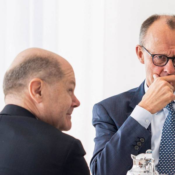 Der amtierende Bundeskanzler Olaf Scholz (SPD, l-r) unterhält sich mit dem künftigen Kanzler Friedrich Merz (CDU) und Lars Klingbeil, (SPD).