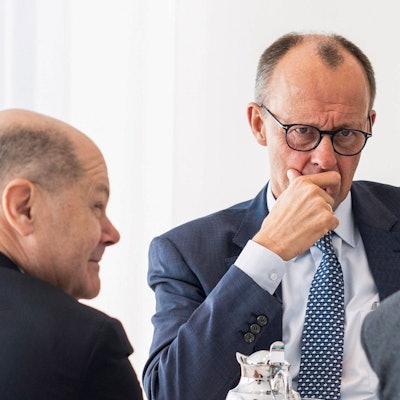 Der amtierende Bundeskanzler Olaf Scholz (SPD, l-r) unterhält sich mit dem künftigen Kanzler Friedrich Merz (CDU) und Lars Klingbeil, (SPD).