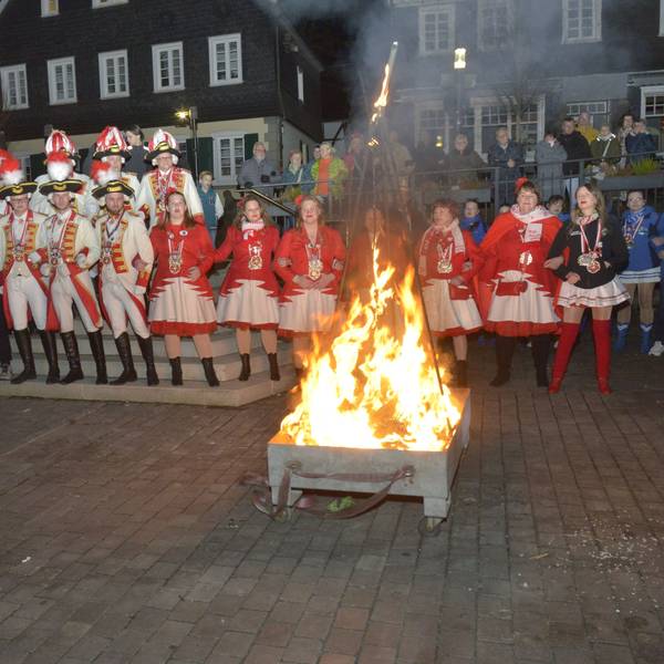 Die Nubbelverbrennung der KG Baulemann auf dem Wipperfürther Marktplatz.