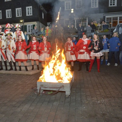 Die Nubbelverbrennung der KG Baulemann auf dem Wipperfürther Marktplatz.