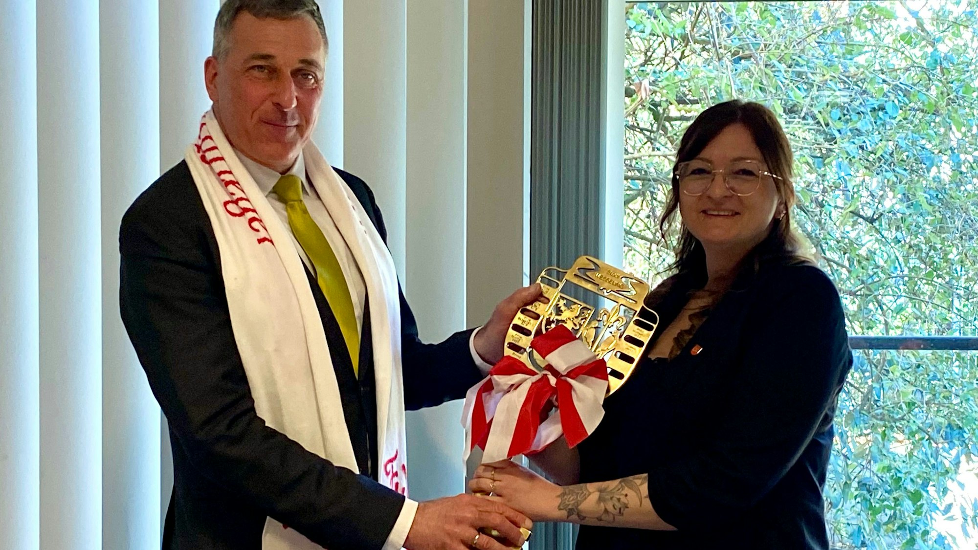 Zu sehen sind Prinzessin Moni I. und Bürgermeister Ralph Manzke.