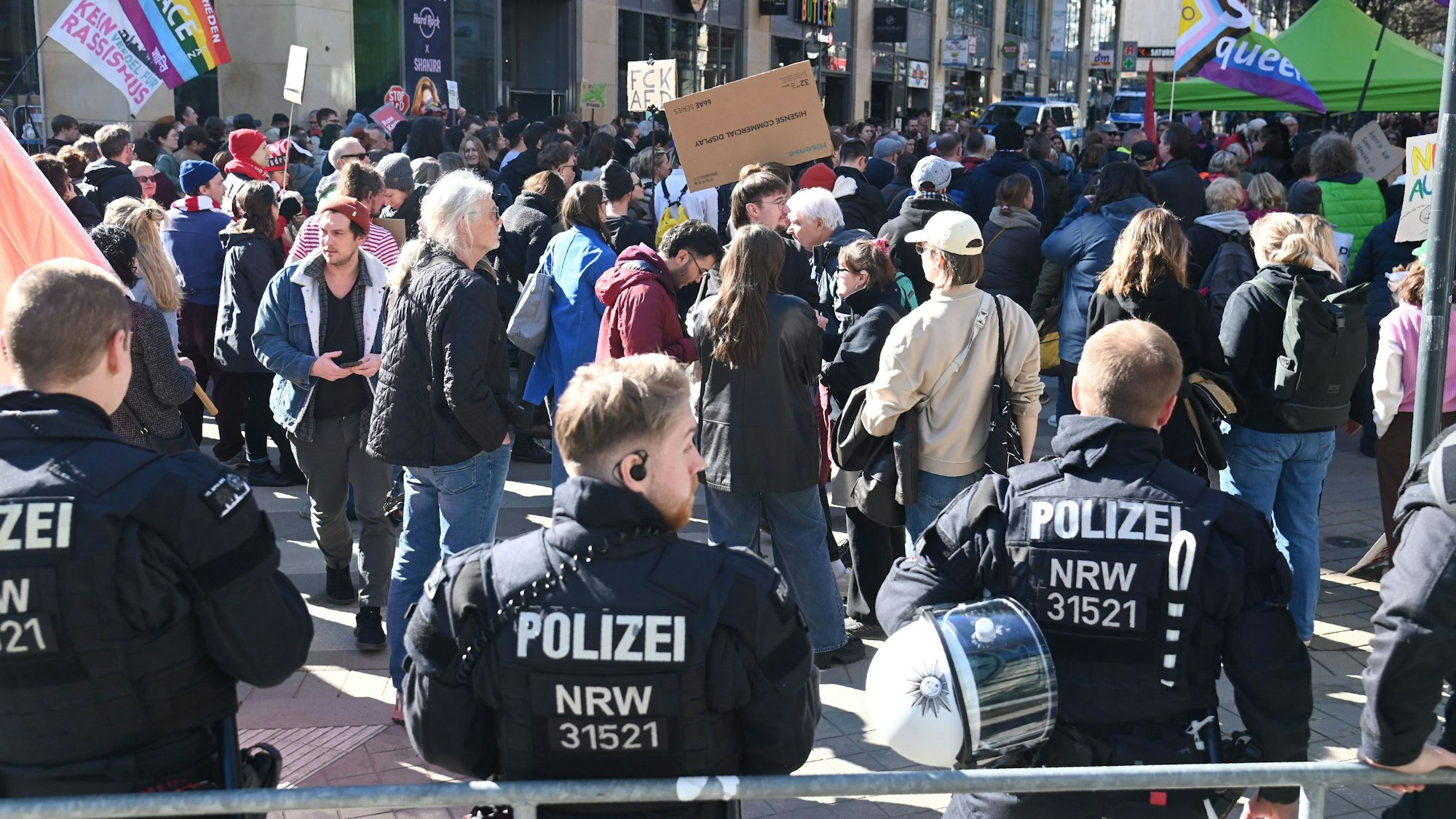 05.03.2025 Köln. Die Partei AfD (Alternative für Deutschland) veranstaltet am Aschermittwoch ihren zweiten „Konservativen-Metropolen-Treffen“ im Kölner Gürzenich. Die Polizei erwartet einen Großeinsatz. Derzeit sind an drei verschiedenen Orten Mahnwachen unter dem Motto „Keine AfD-Veranstaltung in Kölns guter Stube“ angemeldet. Foto: Alexander Schwaiger