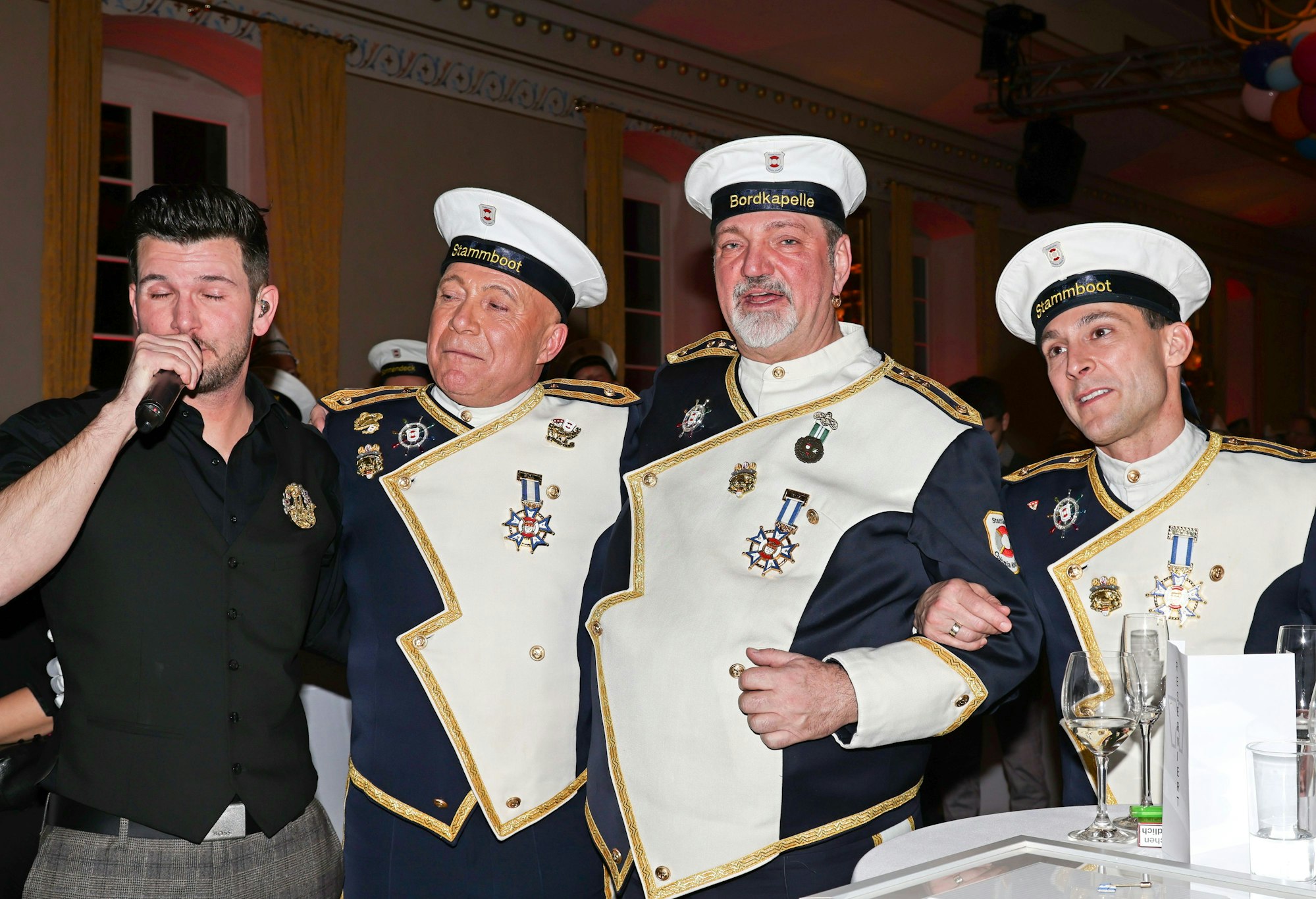 Zum Finale sang Michael Kuhl (l.) für das ehemalige Dreigestirn noch „In unserem Veedel“, was wieder für viele Tränen sorgte.