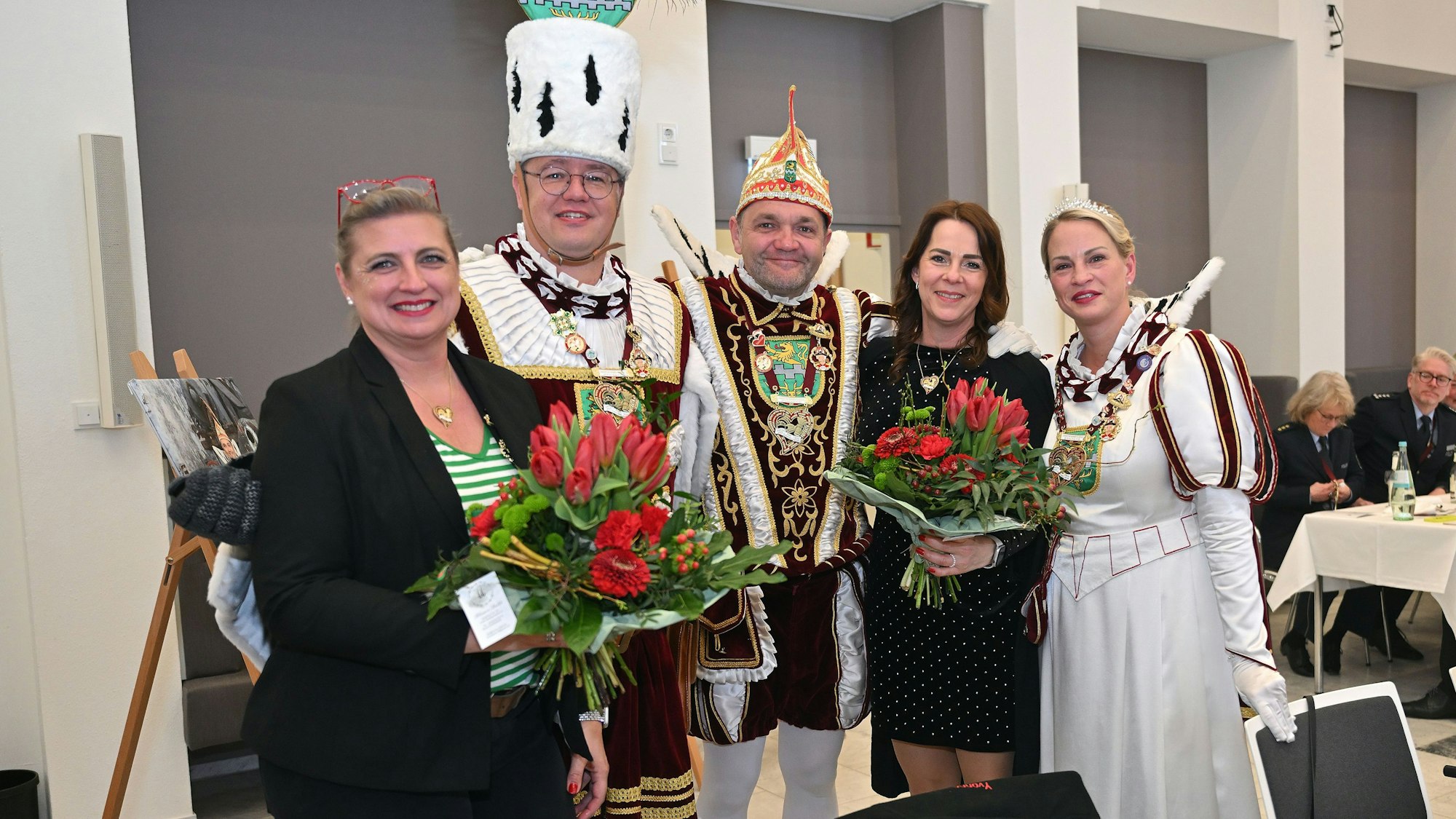 Das Gladbacher Dreigestirn steht mit den Frauen von Prinz und Bauer beim Prinzenessen im Karneval-Schulte-Haus.