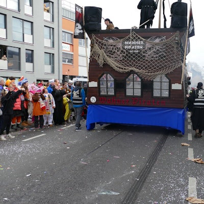 Das Piratenschiff der Wahner Piraten, hinter dem eine Urin-Spur verläuft.