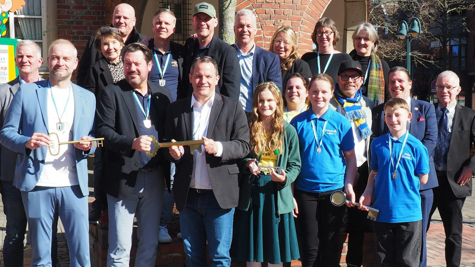 Zu sehen sind die Karnevalisten und der Bürgermeister Frank Keppeler.