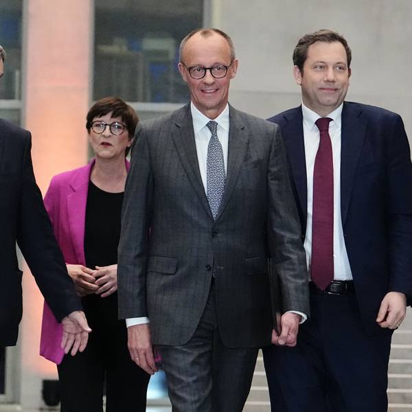 Markus Söder (l-r), Vorsitzender der CSU und Ministerpräsident von Bayern, Saskia Esken, Parteivorsitzende der SPD, Friedrich Merz, Kanzlerkandidat der Union, Fraktionsvorsitzender der Union und Bundesvorsitzender der CDU, und Lars Klingbeil, Fraktionsvorsitzender der SPD und Bundesvorsitzender, kommen zu einer Pressekonferenz über die Sondierungsgespräche zwischen der Union und der SPD.