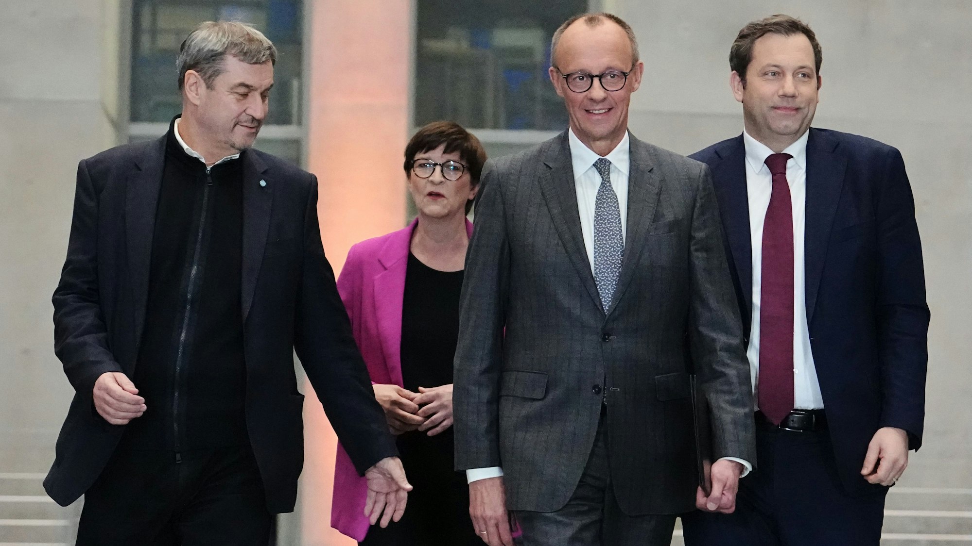 Markus Söder (l-r), Vorsitzender der CSU und Ministerpräsident von Bayern, Saskia Esken, Parteivorsitzende der SPD, Friedrich Merz, Kanzlerkandidat der Union, Fraktionsvorsitzender der Union und Bundesvorsitzender der CDU, und Lars Klingbeil, Fraktionsvorsitzender der SPD und Bundesvorsitzender, kommen zu einer Pressekonferenz über die Sondierungsgespräche zwischen der Union und der SPD.