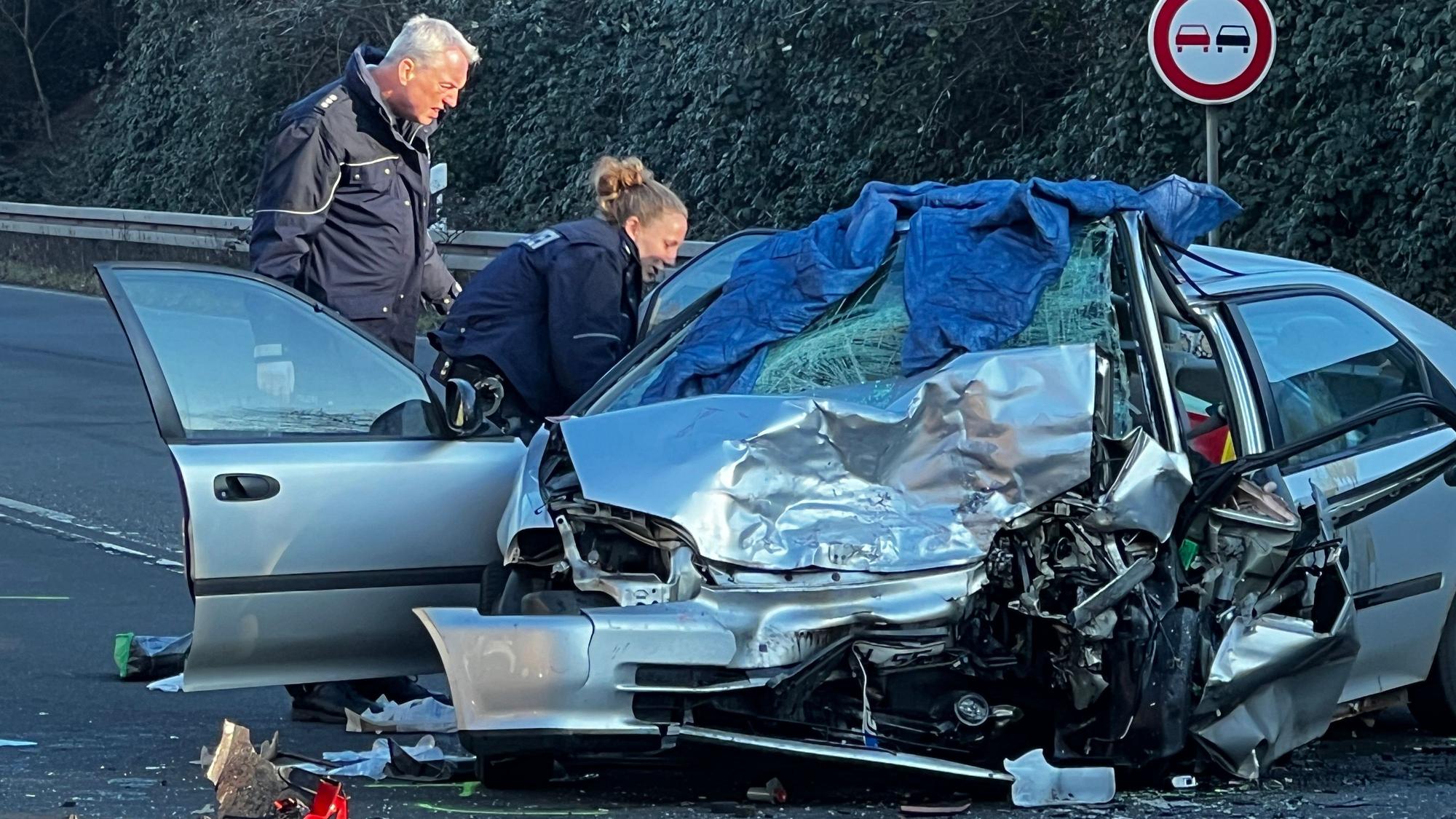 Der Autofahrer starb noch an der Unfallstelle.
