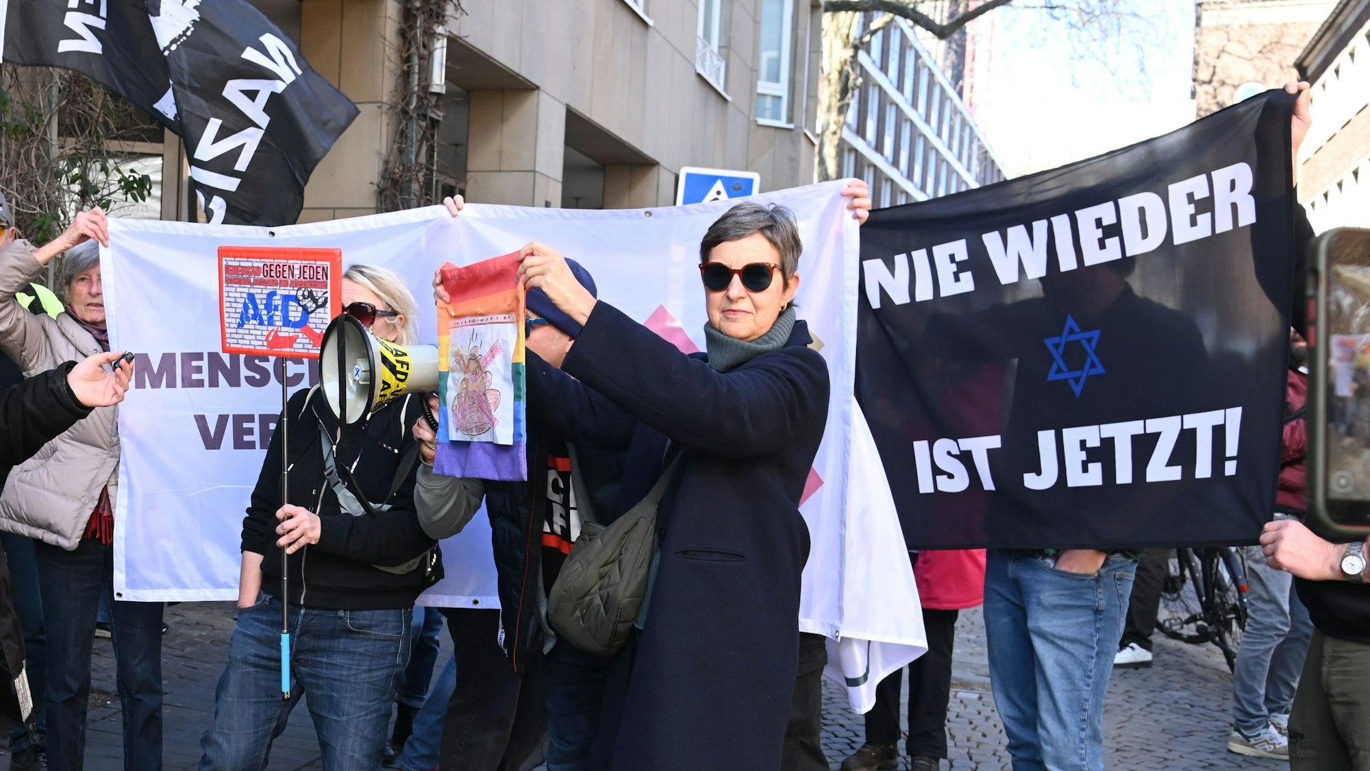05.03.2025 Köln. Die Partei AfD (Alternative für Deutschland) veranstaltet am Aschermittwoch ihren zweiten „Konservativen-Metropolen-Treffen“ im Kölner Gürzenich. Die Polizei erwartet einen Großeinsatz. Derzeit sind an drei verschiedenen Orten Mahnwachen unter dem Motto „Keine AfD-Veranstaltung in Kölns guter Stube“ angemeldet. Foto: Alexander Schwaiger