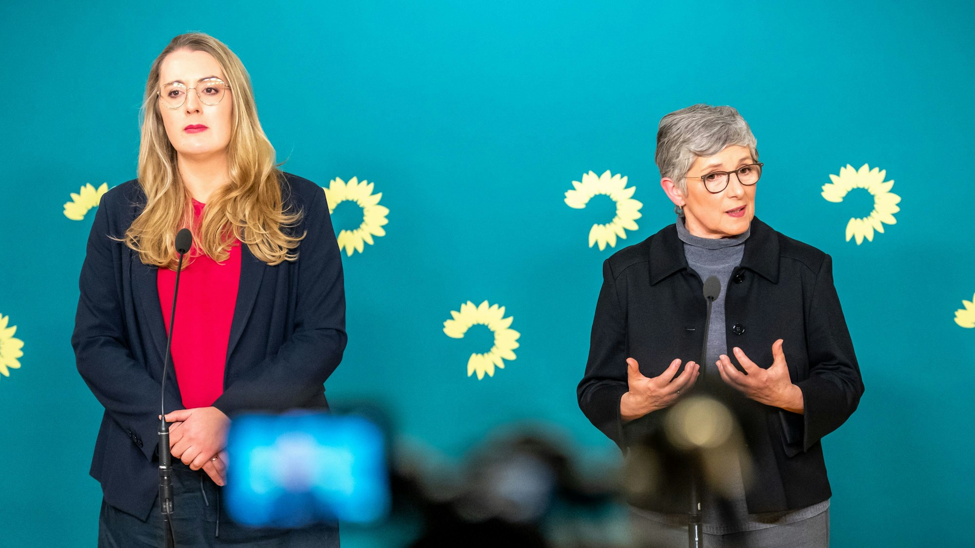 05.03.2025, Berlin: Britta Haßelmann, Bundestags Fraktionsvorsitzende von Bündnis 90/Die Grünen, spricht neben Katharina Dröge (l), Bundestags Fraktionsvorsitzende von Bündnis 90/Die Grünen, bei einem Statement nach dem Treffen mit dem Unions Kanzlerkandidaten und CDU Bundesvorsitzenderen Merz im Bundestag. Foto: Michael Kappeler/dpa +++ dpa-Bildfunk +++