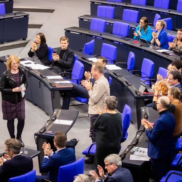 Tabea Rößner (Bündnis 90/Die Grünen), wird nach ihrer letzten Rede im Plenum des Deutschen Bundestages mit Applaus empfangen.