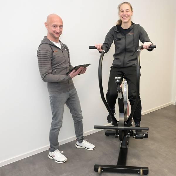 Björn Haiduk und eine Mitarbeiterin des Sport Instiuts Overath.
