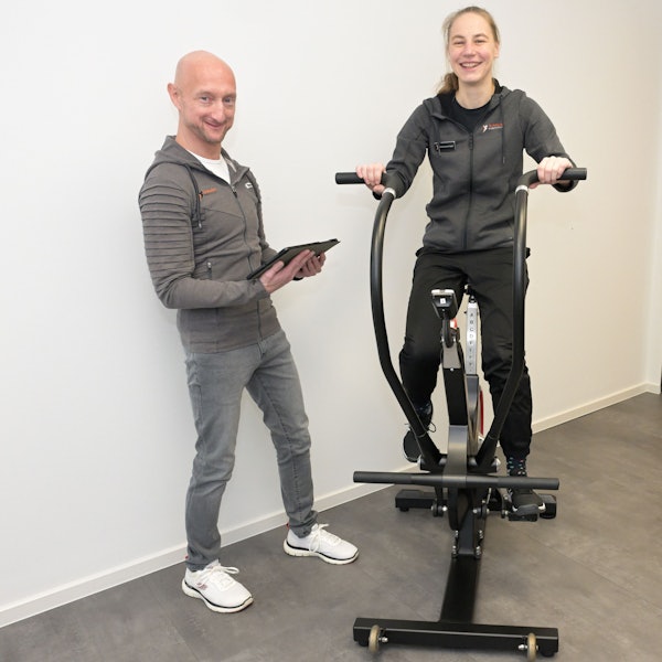 Björn Haiduk und eine Mitarbeiterin des Sport Instiuts Overath.