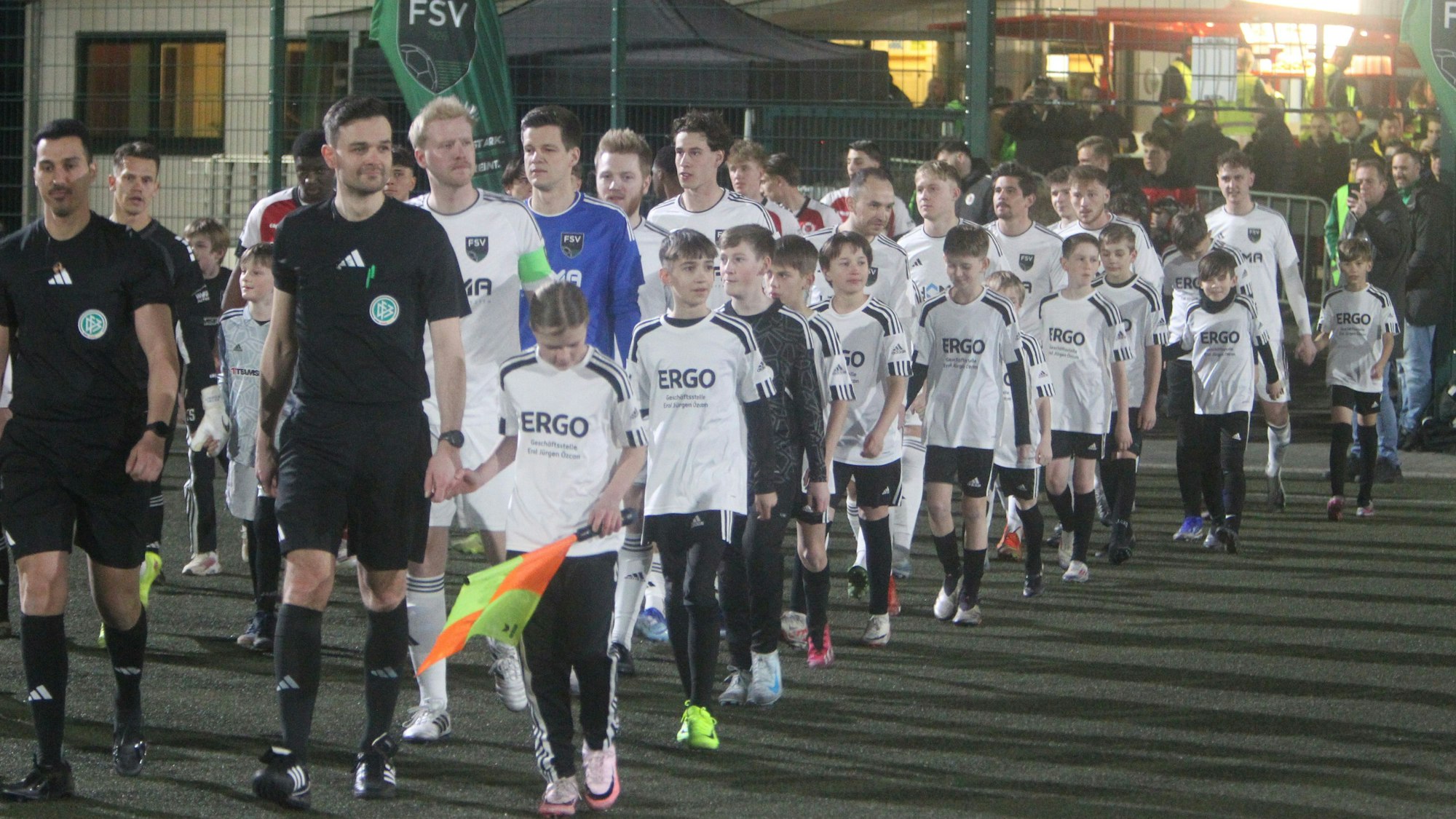 Der U12-Nachwuchs des FSV Neunkirchen-Seelscheid durfte unter Flutlicht mit den Akteuren einlaufen.