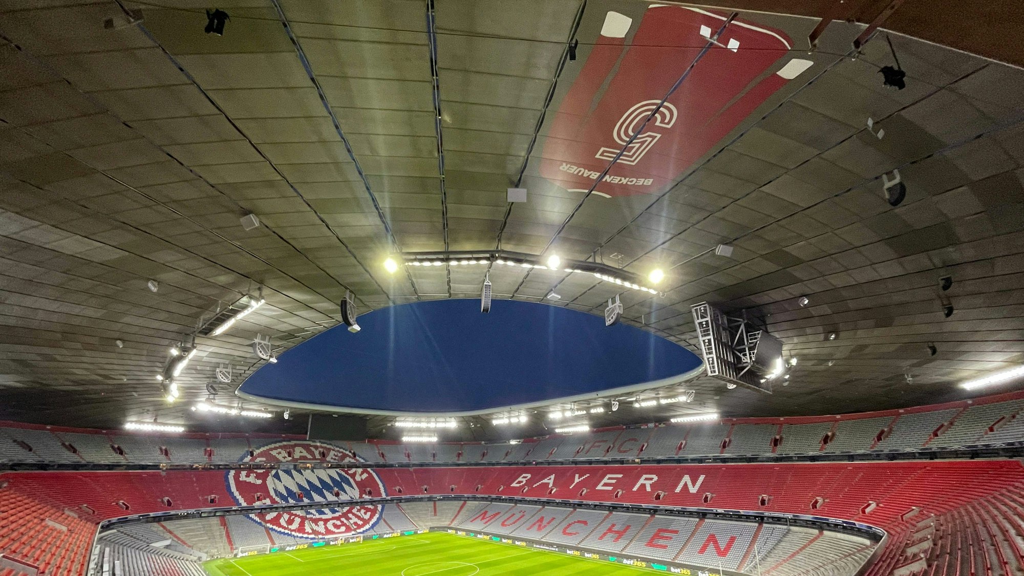 Es ist 15,70 Meter hoch und 10,54 Meter breit: ein Franz-Beckenbauer-Trikot in XXL-Version. In München hängt es ab sofort an der Stadiondecke.