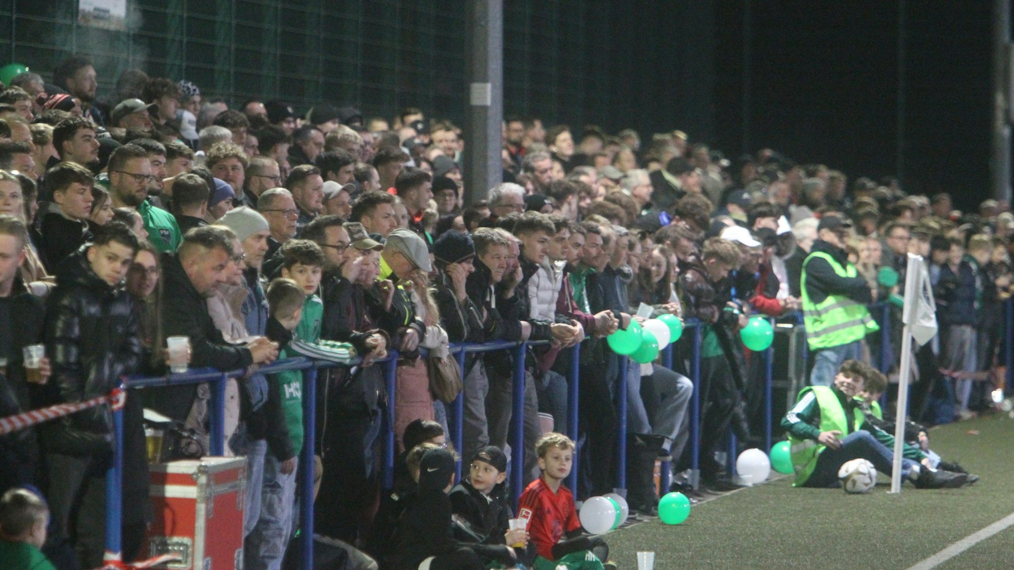 Dicht gedrängt standen die Zuschauer auf der Haupttribüne in bis zu zehn Reihen hintereinander.