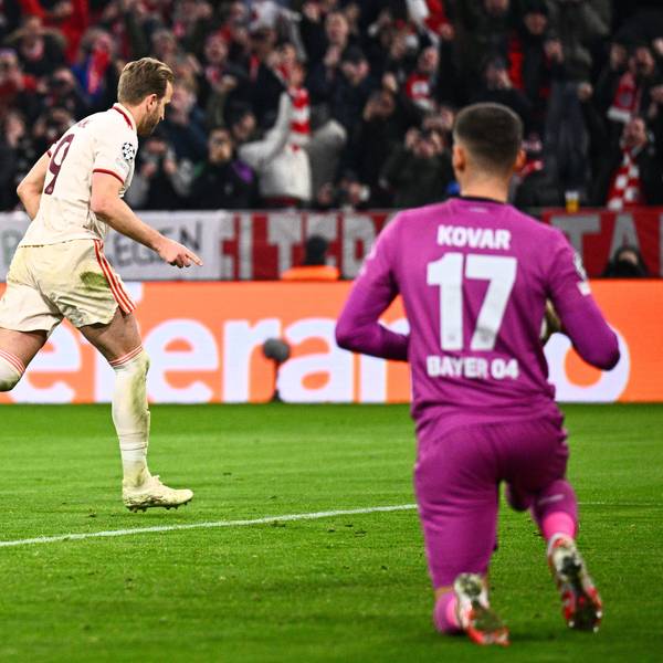 Münchens Harry Kane (M) bejubelt sein Tor zum 3:0 mit Jamal Musiala.