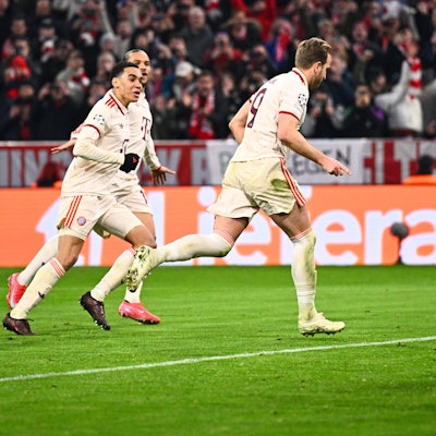 Münchens Harry Kane (M) bejubelt sein Tor zum 3:0 mit Jamal Musiala.