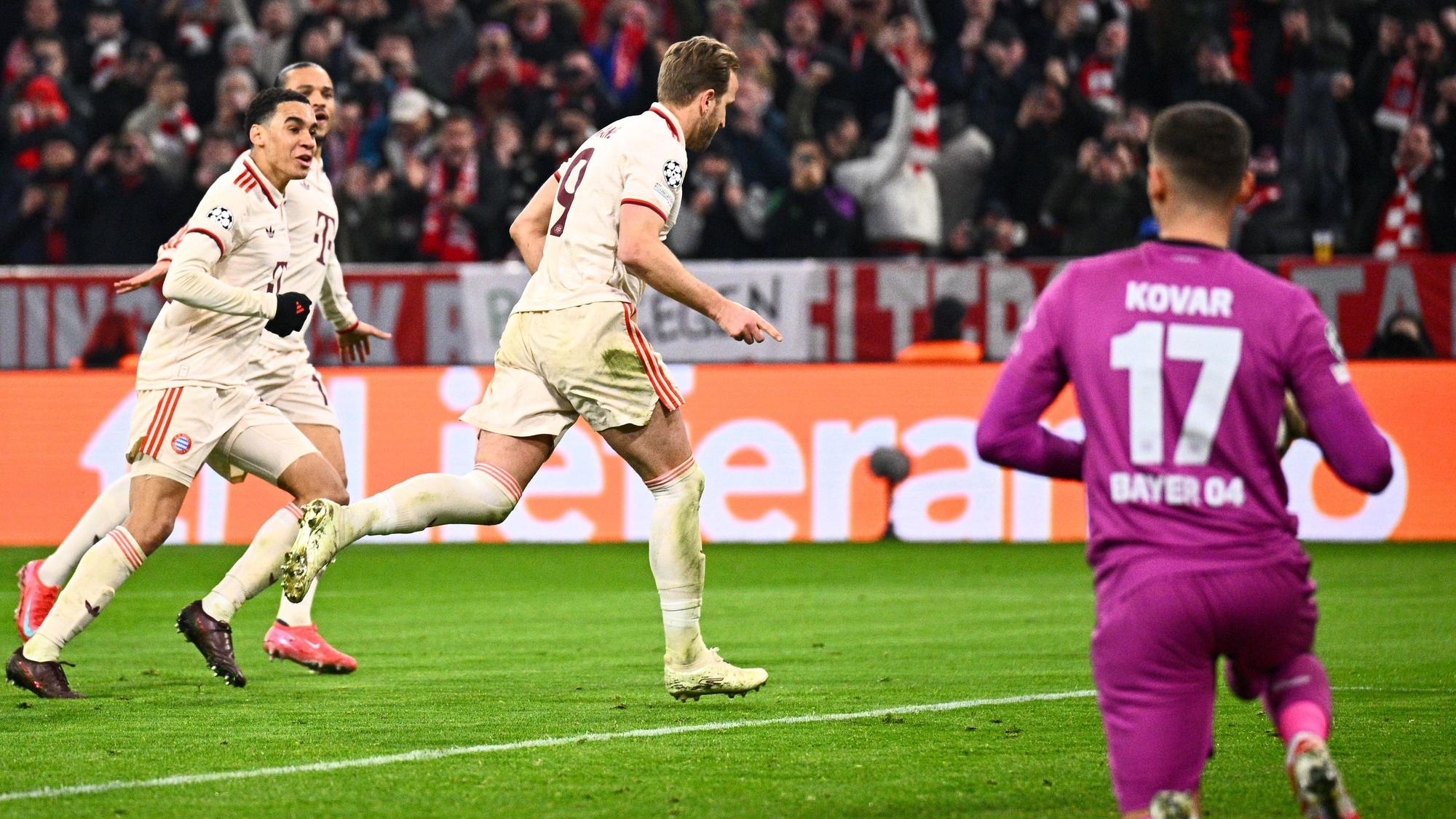 Münchens Harry Kane (M) bejubelt sein Tor zum 3:0 mit Jamal Musiala.