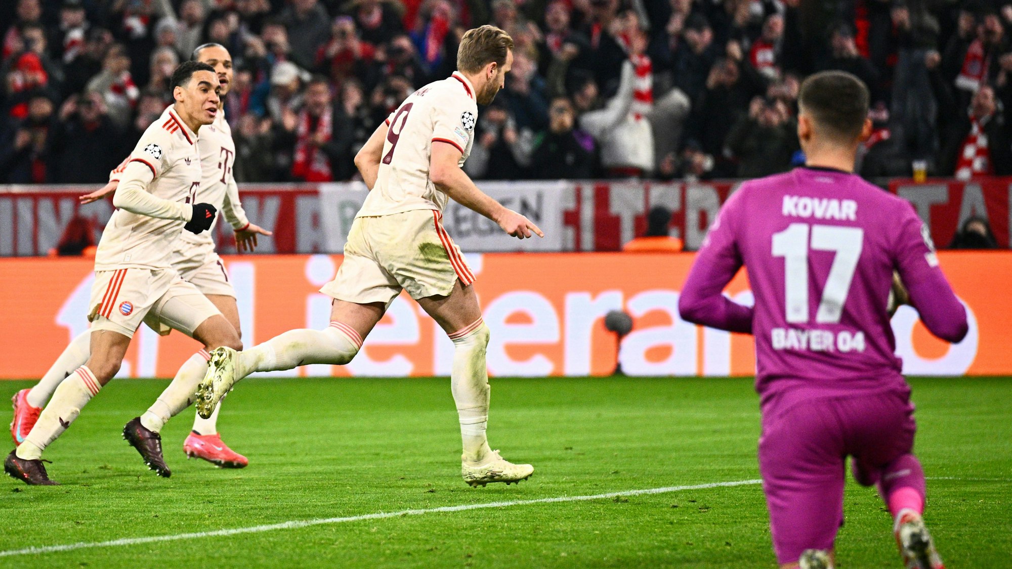 Münchens Harry Kane (M) bejubelt sein Tor zum 3:0 mit Jamal Musiala.