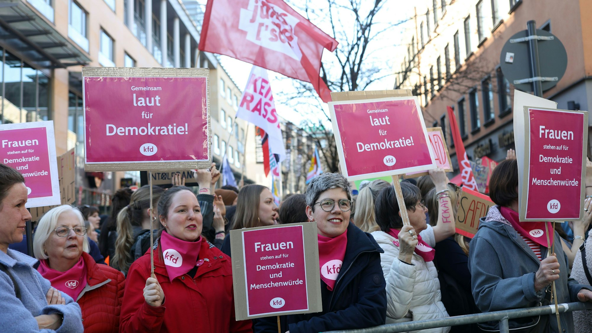 Monika Kleinefenn (Mitte) von der Gruppe Katholischer Frauengemeinschaft demonstriert am Gürzenich.