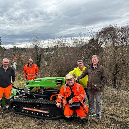Das Foto zeigt die Mitarbeiter des Bergheimer Betriebshofs mit einer neuen Mähraupe.