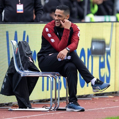 Co-Trainer von Fortuna Köln, Hamdi Dahmani, lacht an der Seitenlinie