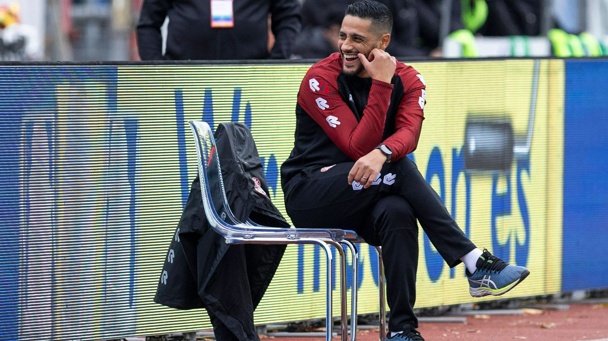 Co-Trainer von Fortuna Köln, Hamdi Dahmani, lacht an der Seitenlinie