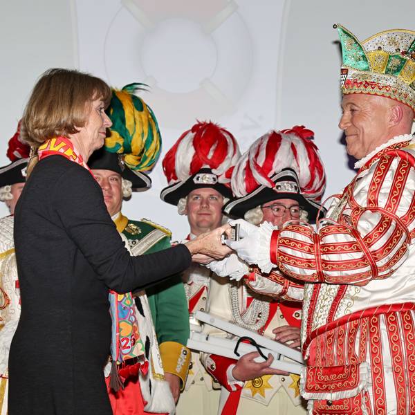 Prinz René I. gibt seine Pritsche zurück an Oberbürgermeisterin Henriette Reker.