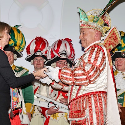 Prinz René I. gibt seine Pritsche zurück an Oberbürgermeisterin Henriette Reker.