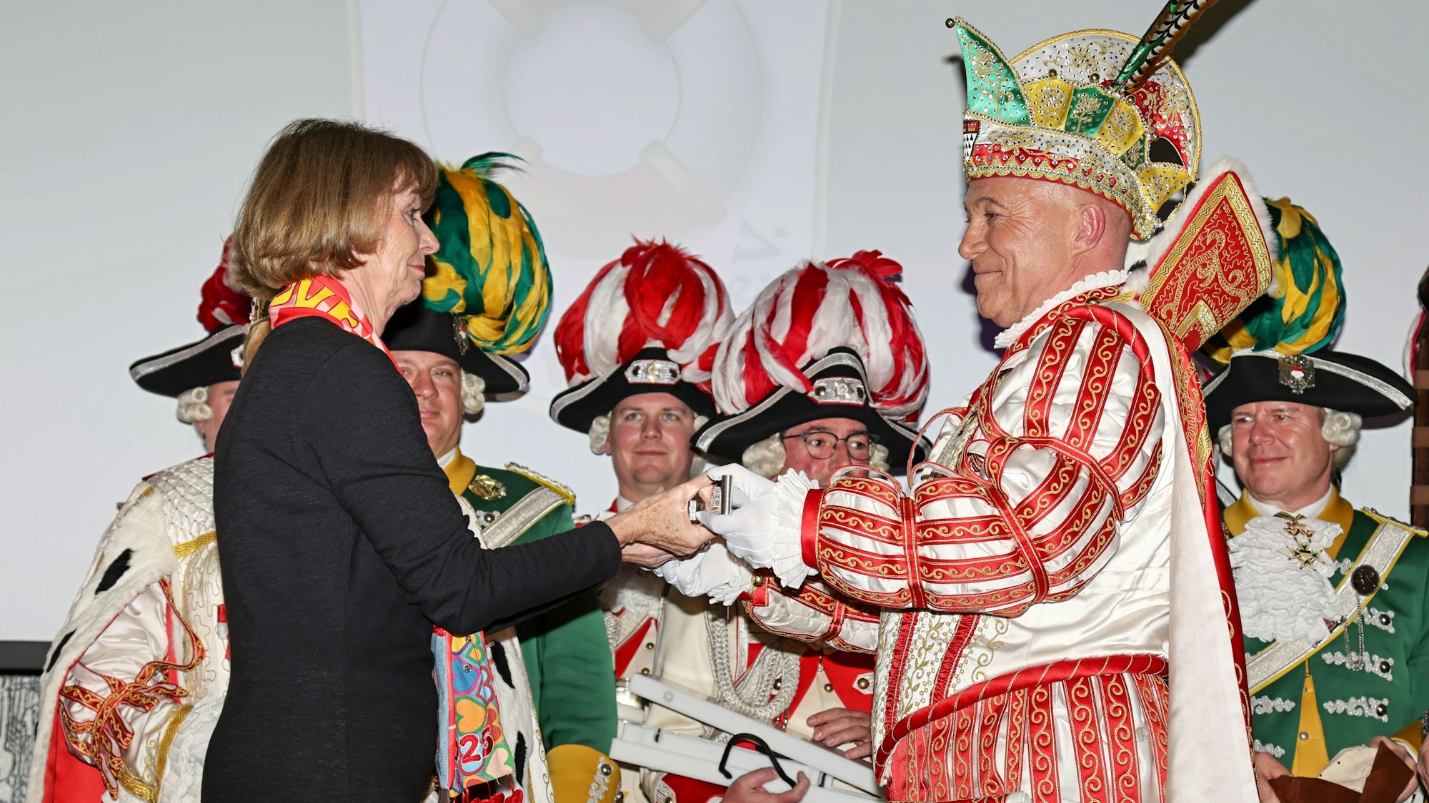 Prinz René I. gibt seine Pritsche zurück an Oberbürgermeisterin Henriette Reker.