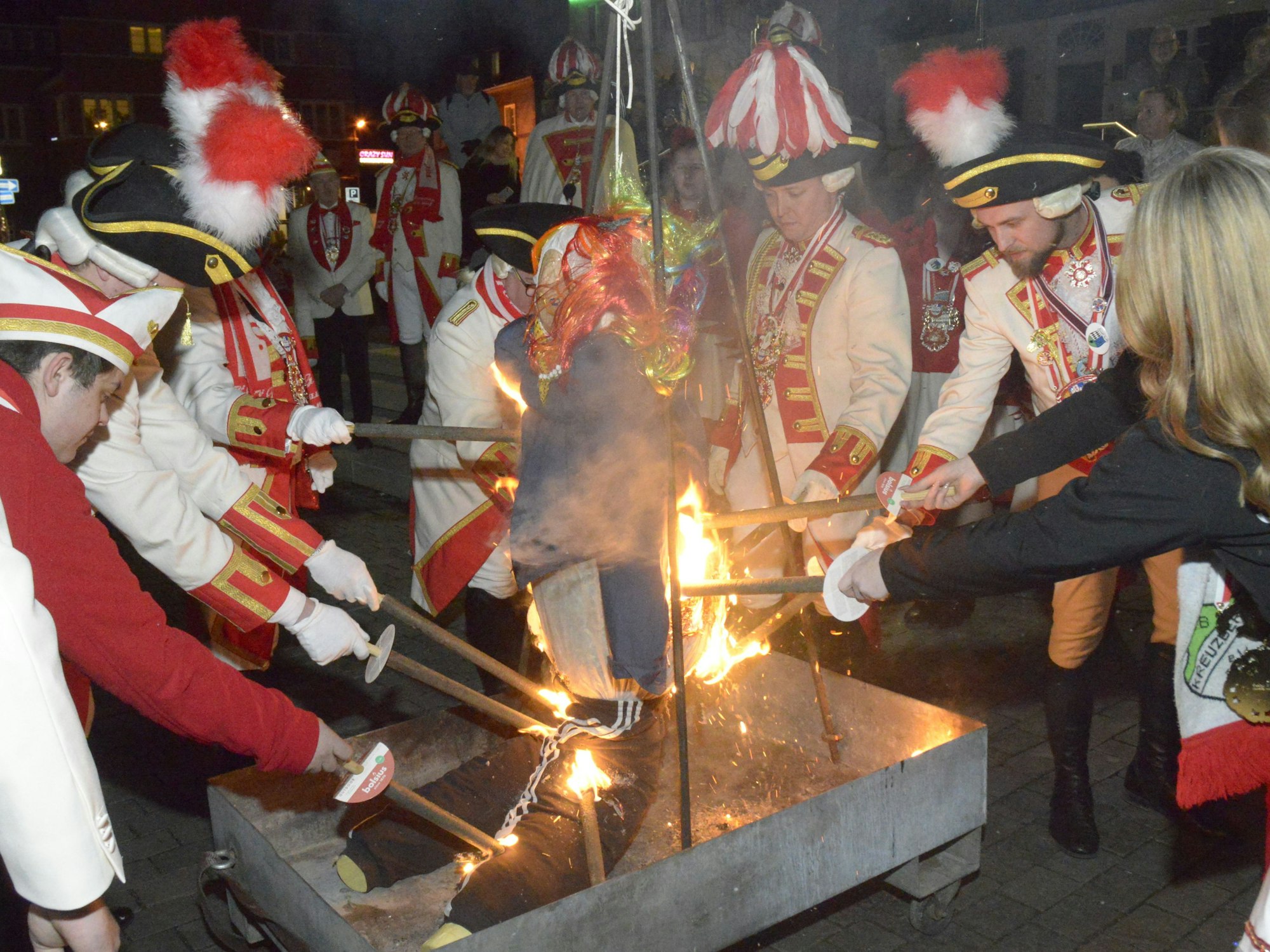 Die Gardisten legen das Feuer an Nubbel „Olaf Olivia“.
