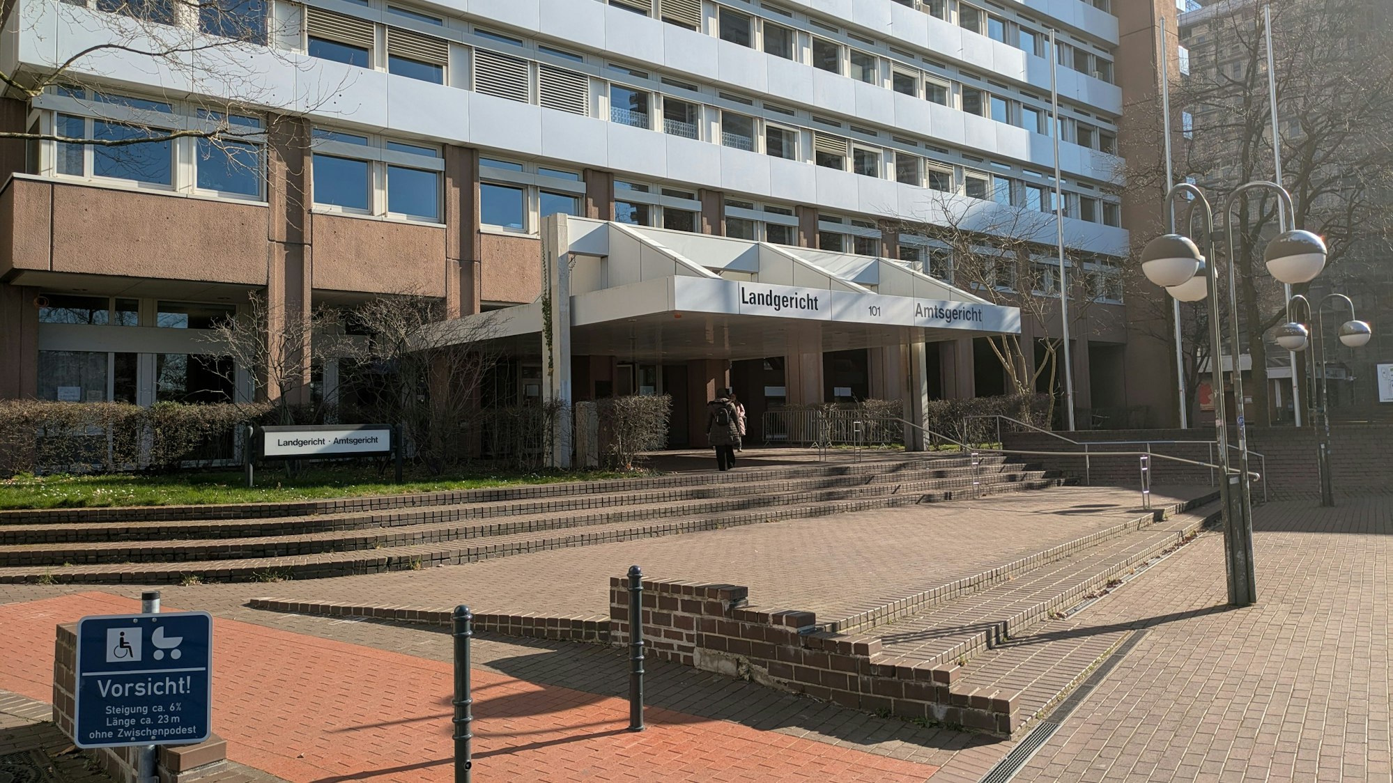 Eingang des Kölner Land- und Amtsgerichts