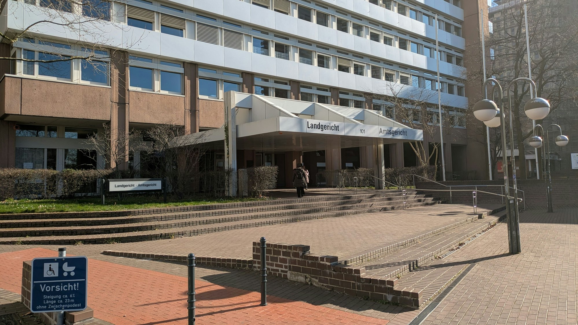 Der Eingang zum Amts- und Landgericht in Köln