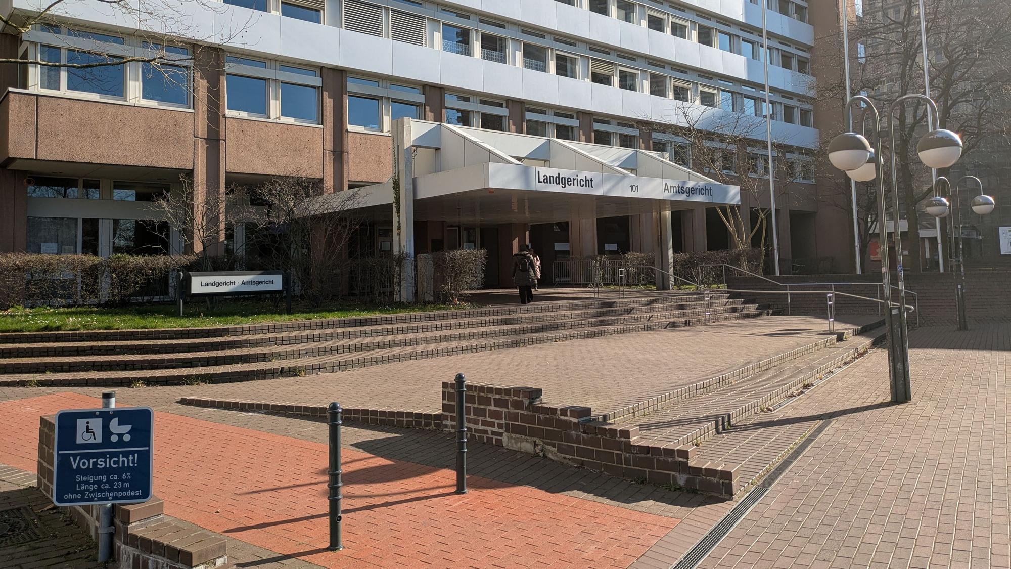 Der Eingang zum Amts- und Landgericht in Köln.