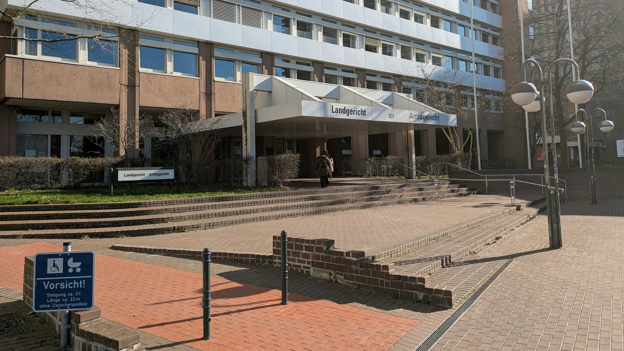 Der Eingang zum Amts- und Landgericht in Köln.