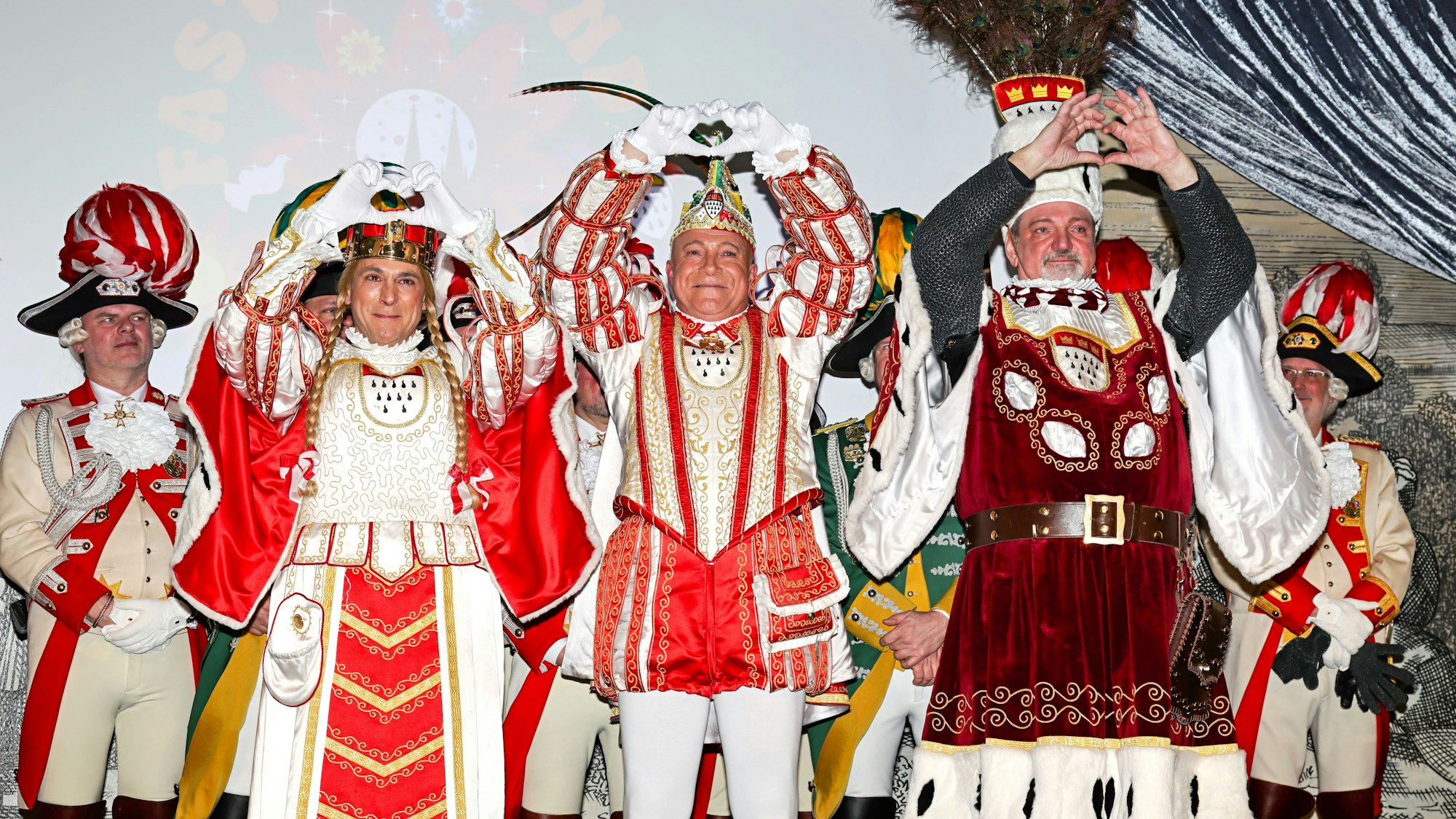 Ein Herz und viele Tränen: Das Dreigestirn verabschiedete sich aus seiner Rolle bei einer emotionalen Veranstaltung in der Wolkenburg.
