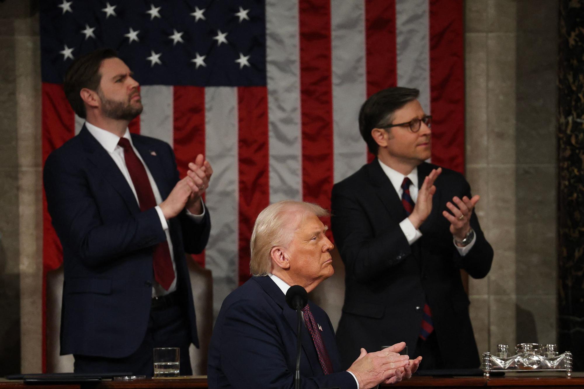 Das Foto zeigt US-Präsident Donald Trump (Mitte) mit dem Sprecher der Kammer Mike Johnson (rechts) und Vize-Präsident JD Vance (links hinten) bei seiner Rede im US-Kongress am 04. März 2025.